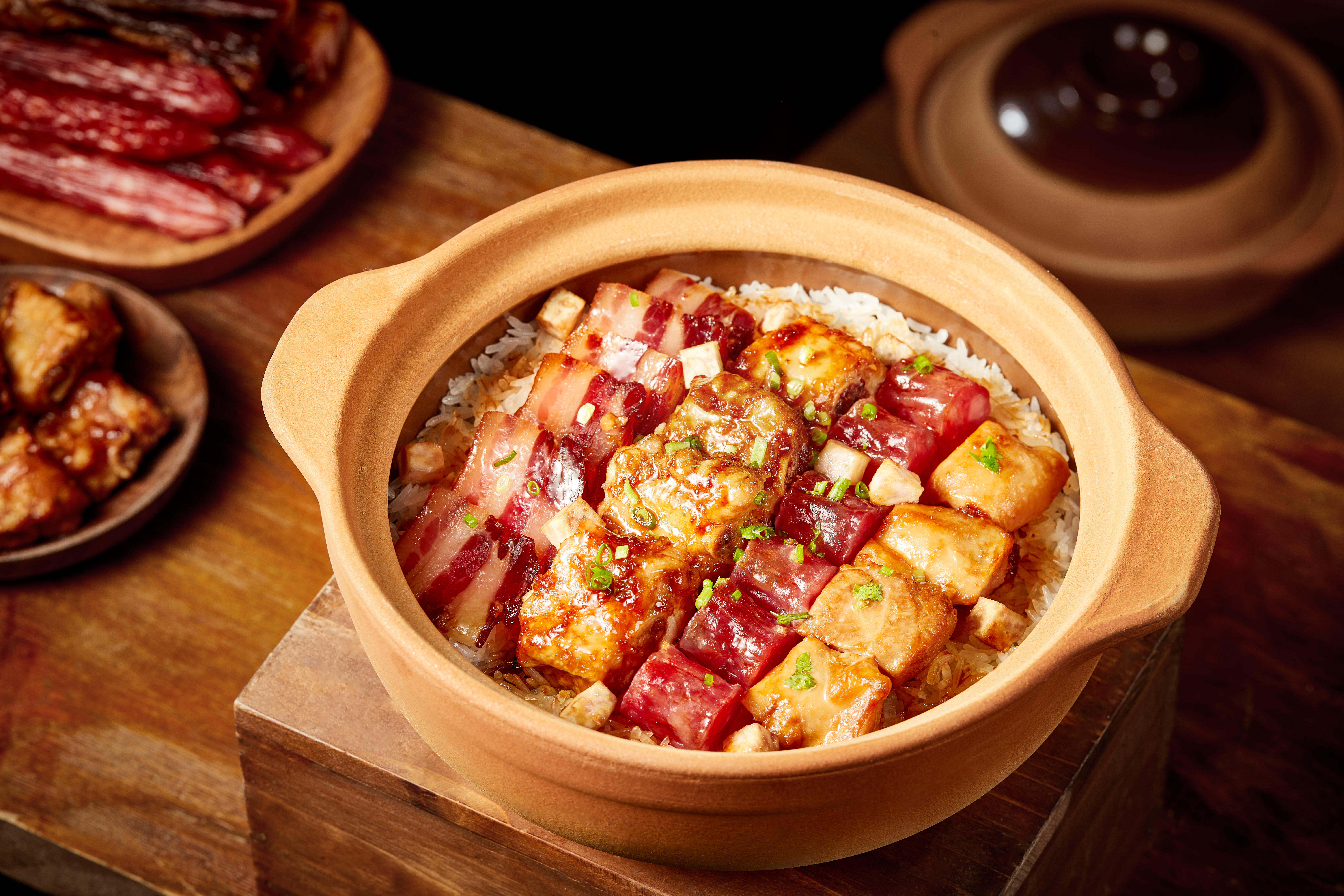 腊味四喜煲仔饭