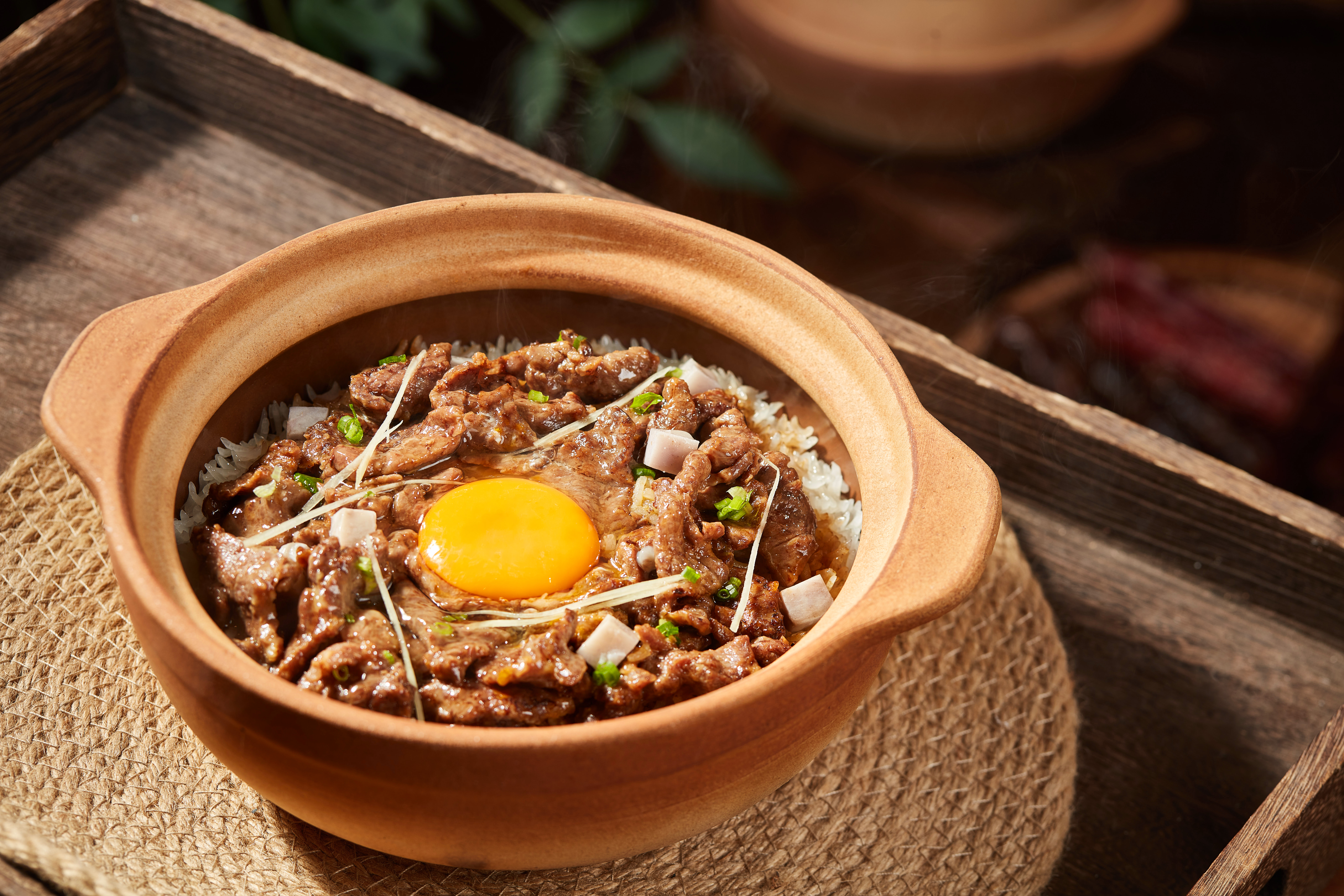 窝蛋牛肉煲仔饭